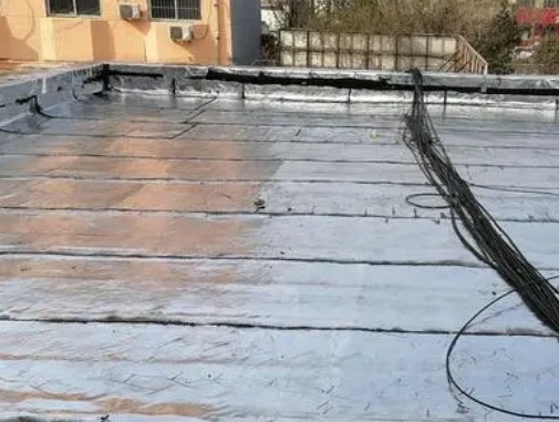 青岛市卫生间漏水维修公司分享下青岛市屋面楼顶防水刚性防水层施工要点。